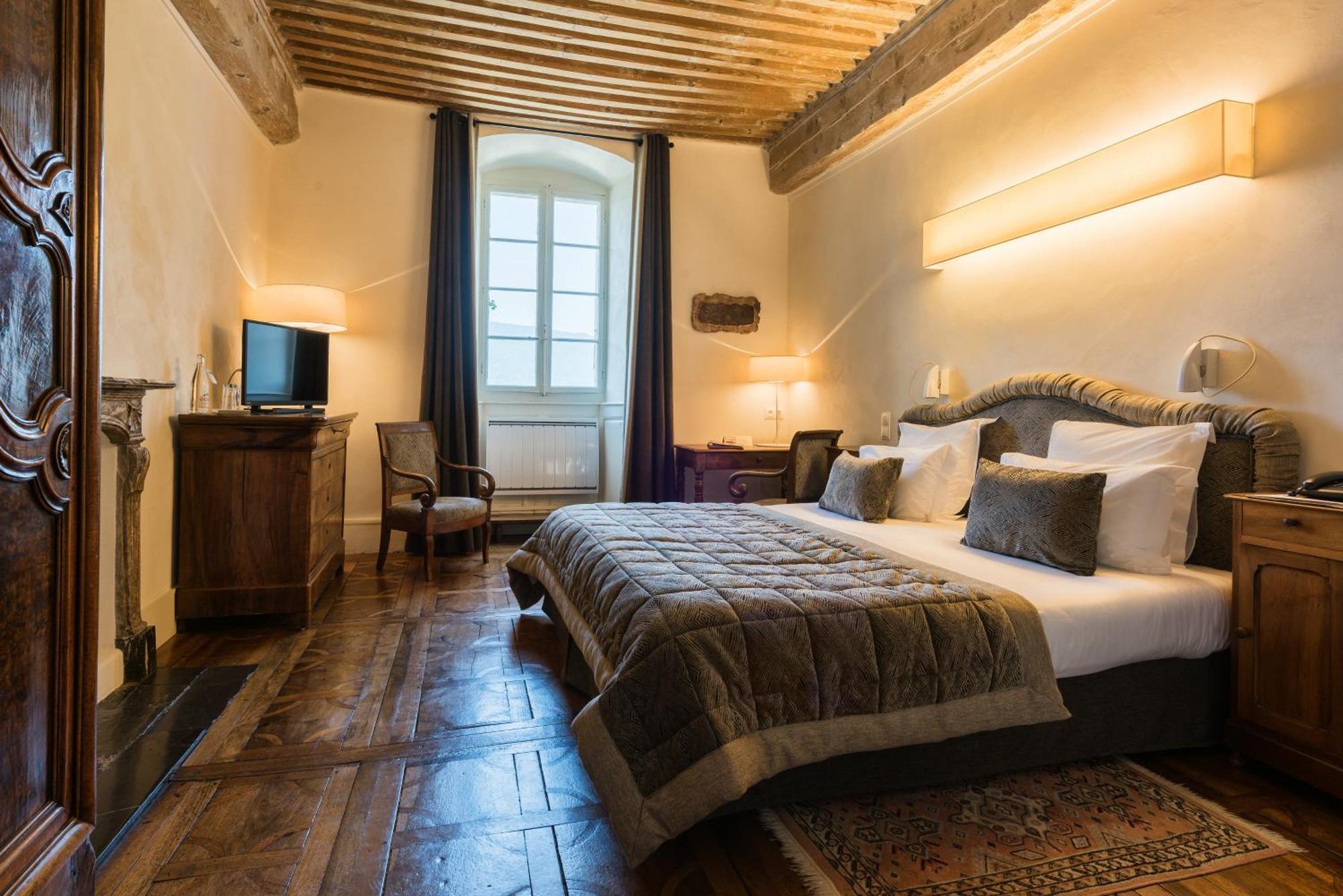 Deluxe Double Room with Lake View and Spa Access Included